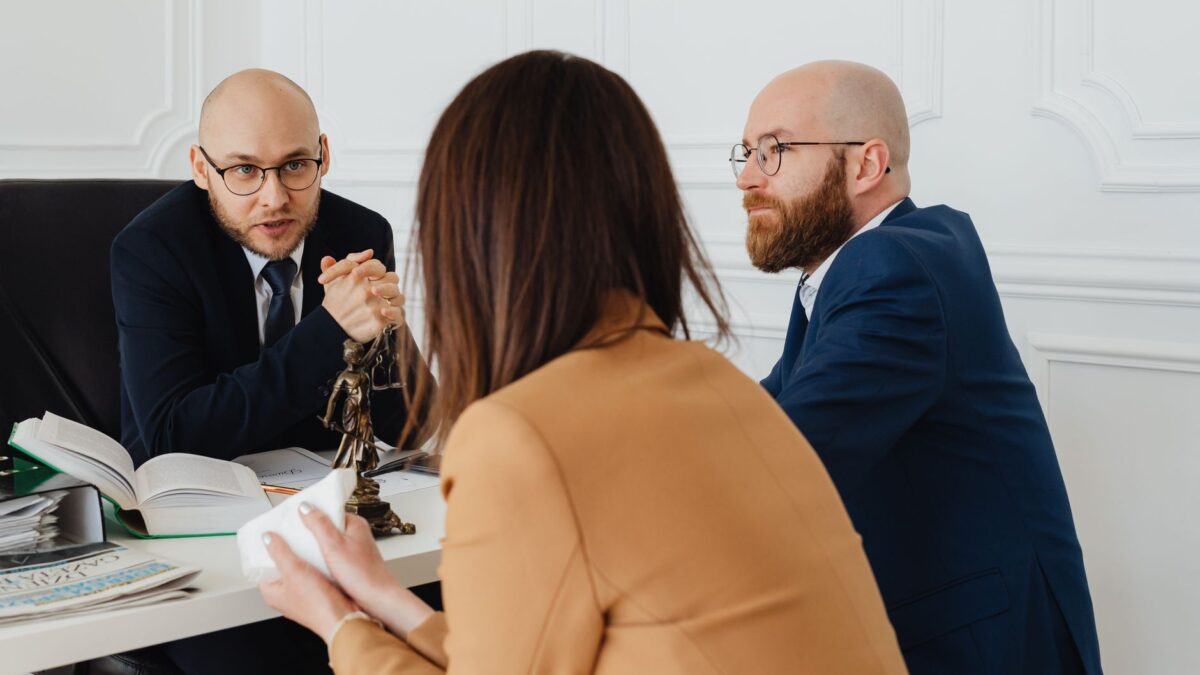 Como escolher um advogado para resolver seus problemas jurídicos