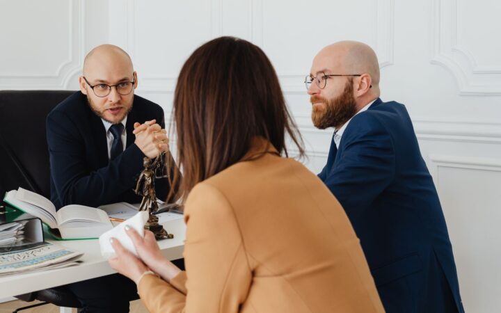 Como escolher um advogado para resolver seus problemas jurídicos